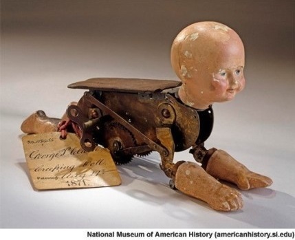 ▲ 처키의 조상 인형. 최근 온라인상에 올라온 처키의 조상 인형. 국립 미국역사박물관.
