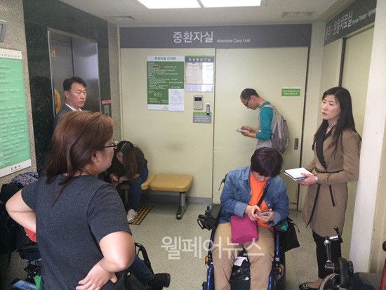 ▲ 송국현 씨가 있는 중환자실 앞에서 장애계단체 활동가들이 면회시간을 기다리고 있다.