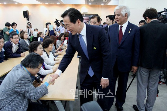 ▲ 정몽준 후보는 정책들을 정리한 뒤 차후 서울지방선거연대와 서울시 장애인 10대 요구공약 협약을 진행하겠다고 밝혔다.