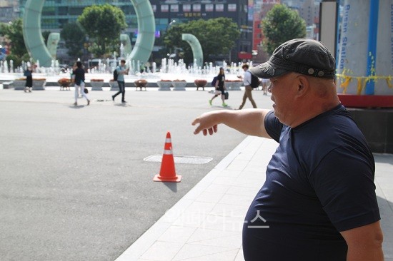 ▲ 김종팔 씨는 지금의 부산역 광장이, 1979년 당시 역전파출소에서 나와 형제복지원 차에 강제로 태워졌던 장소라고 기억했다. ⓒ김지환 기자