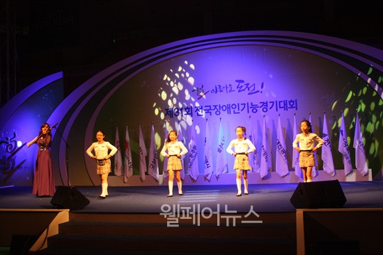 ▲ 바이올리니스트 김경민 씨와 풀하우스 어린이합창단의 축하공연 모습