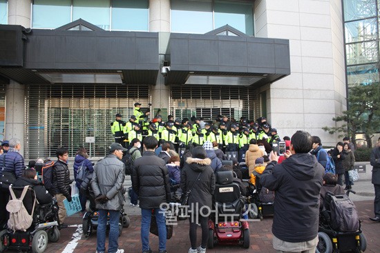 ▲ 장애계는 서울시설공단 이사장과의 면담과 사과를 요구하며 공단건물내로 진입하자 경찰이 막아섰다.