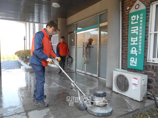 ▲ (주)굿데이크리닝서비스  직원이 한국보육원 바닥청소를 하고있다 ⓒ양주시