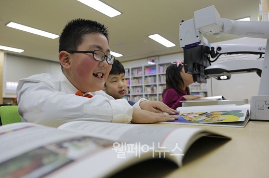 ▲ 광주 세광학교에 건립된 도서관에서 책을 읽는 학생들. ⓒ하트하트재단