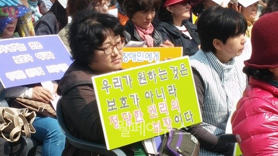 ▲ 여성장애인 폭력추방주간 캠페인 행사장을 찾은 사람들