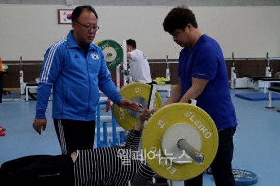 ▲ 선수들의 훈련을 지도하고 있는 박근영 감독(왼쪽)ⓒ서울세계시각장애인경기대회 조직위원회