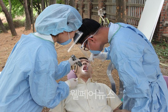 ▲ 무료 치과 진료를 받고 있는 한 참가자.