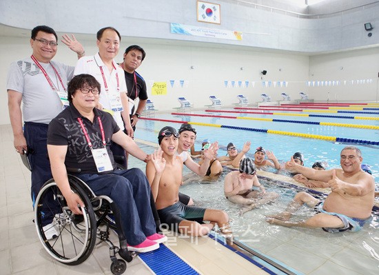 ▲ KPC 저개발국가 초청 장애인스포츠 개발캠프 스포츠 아카데미에서 수영 참가자들이 기념촬영을 하고있다. ⓒ대한장애인체육회