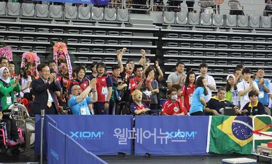 ▲ 연장전 끝에 한국 선수들의 동메달이 확정되자 환호하는 관중들.