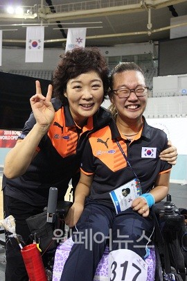 ▲ 최예진 선수(오른쪽)와 그의 보조자이자 어머니인 문우영 코치.