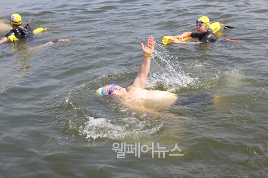 ▲ 배영을 선보이며 한강을 건너는 참가자 모습.