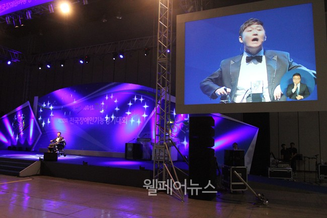 ▲ 이날 대회에는 가수 김혁건의 축하공연이 펼쳐졌다.