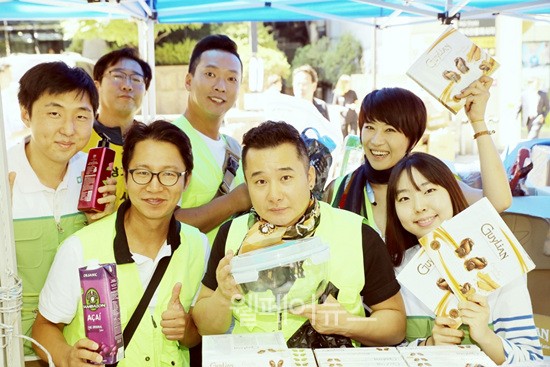 ▲ '착한바자회'를 개최한 세수회_ 밀알복지재단 봉사자들의 모습. ⓒ밀알복지재단