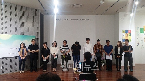 ▲ 햇빛투게더 미술전시회에 참여한 작가들의 모습