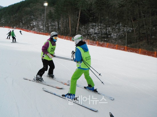 ▲ 스키강습을 받고 있는 참가자 ⓒ실로암시각장애인복지관