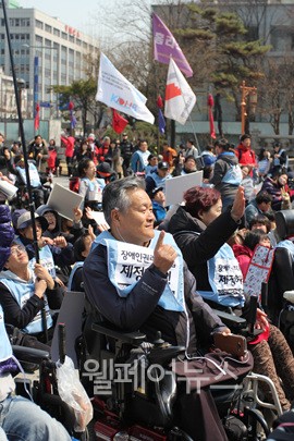 ▲ 장애등급제 폐지와 장애인권리보장법 제정 등을 향한 의지를 보이고 있는 참가자. ⓒ정두리 기자