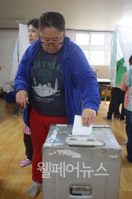 ▲ 김은정 씨가 투표함에 투표용지를 넣고 있다.