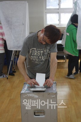 ▲ 김문경 씨가 투표함에 투표용지를 넣고 있다.