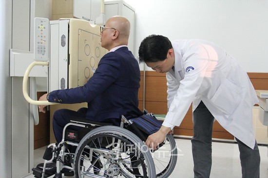 ▲ 기존 엑스레이 촬영기기는 휠체어에 앉아서 촬영이 불가능했지만, 서울의료원은 엑스레이 촬영 전용 특수휠체어를 구비해, 휠체어를 이용하면서 엑스레이를 찍을 수 있다.