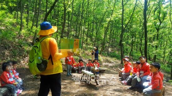▲ 유아숲 지도사가 아이들에게 숲 속 이야기를 하고 있다.   ⓒ파주시