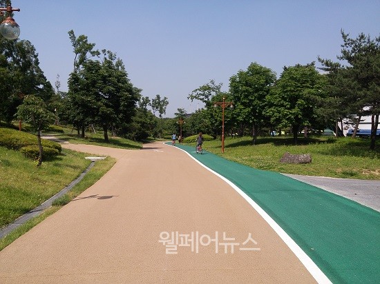 ▲ ⓒ산책로를 자연 친화형 투수콘으로 포장한 모습. 사진제공-서울시