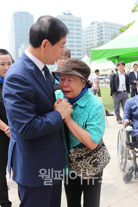 ▲ 서울시 박원순  시장이 발달장애인 가족과 인사를 하고 있다.