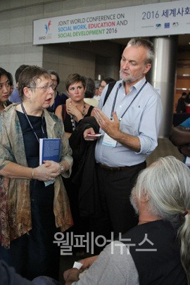 ▲ IFSW  루스 스타크 회장(사진 왼쪽)이 전장연 박경석 대표와 이야기를 나누고 있다.