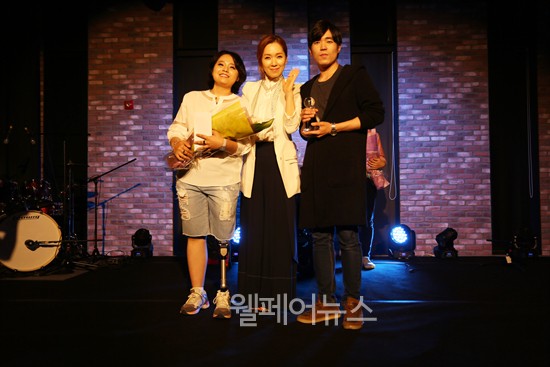 ▲ (좌측부터) 은상 수상자 마혜리, 가수 박윤경, 은상 수상자 표준상
