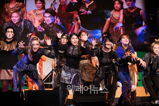 ▲ 라이온킹 뮤지컬에서 '하이에나'역할을 맡아 열연중인 발달장애 아티스트 전해은 (앞줄 왼쪽에서 두번째). ⓒ스페셜올림픽 코리아