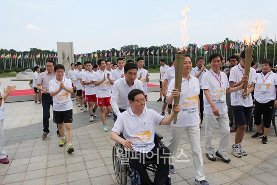 ▲ 두 개의 성화 불꽃과 함께 올림픽공원을 빠져나오는 스페셜올림코리아 팀.