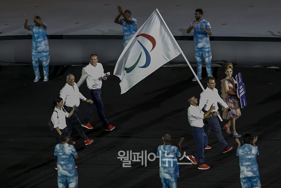 ▲ 난민팀으로 구성된  Independent Paralympic Athletes(독립적패럴림픽선수단, IPA)이  IPC를 상징하는 ‘아지토’기를 들고 가장 먼저 마라카낭 경기장에 입장했다. ⓒ대한장애인체육회