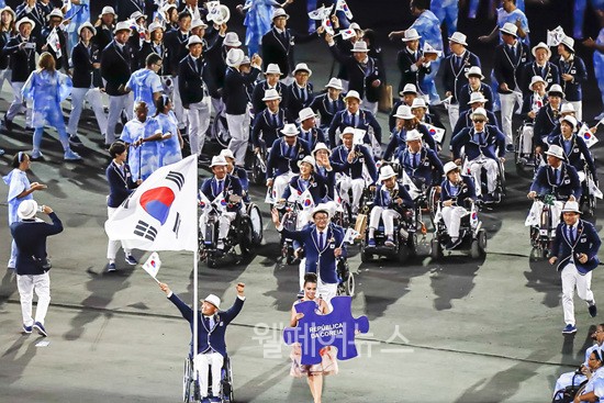 ▲ 37번째로 개막식장에 모습을 나타낸 한국 선수단. 한국은 81인 선수를 포함한 139인 선수단이 패럴림픽에 출전, 종합 12위를 목표로 한다. ⓒ대한장애인체육회