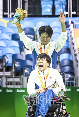 ▲ 정호원 선수와 권철현 코치가 금메달을 목에 걸었다.  ⓒ대한장애인체육회