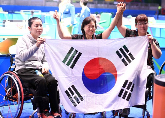 ▲ 동메달을 획득한 (왼쪽부터) 김옥 선수와 강외정 선수, 정영아 선수의 모습. ⓒ대한장애인체육회