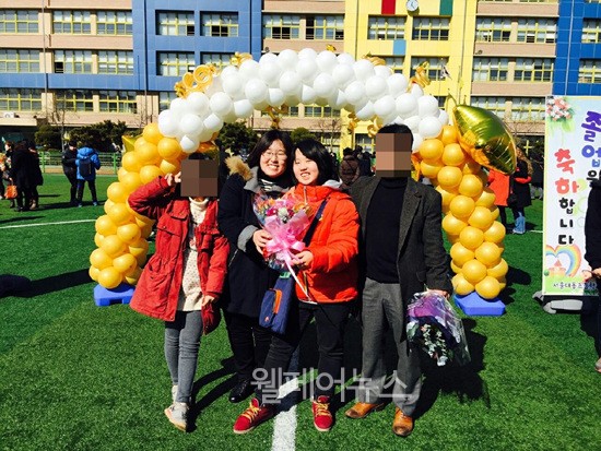 ▲ 상희 학생(사진 오른쪽에서 두번째) 졸업식날 가족들과 함께 기념촬영을 하고 있다.