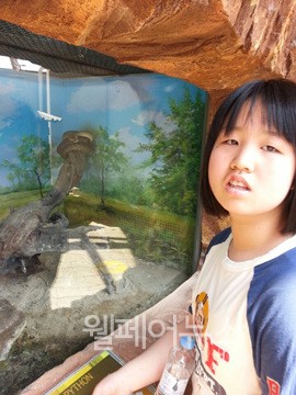 ▲ 상희 학생이 동물원에서 동물들을 구경하고 있다.