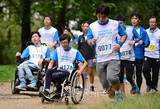 ▲ 2016 슈퍼블루 마라톤 슈퍼블루 코스 구간을 발달장애인 참가자와 비장애인 참가자가 함께 달리고 있다 ⓒ사진제공-스페셜올림픽코리아