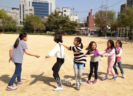 ▲ 서울 남사초에서 진행된 세계 전통 놀이 체험 수업에 함께하는 어린이들. ⓒ유니세프한국위원회