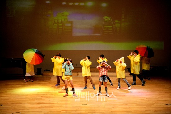 ▲ 지역아동센터 어린이들이 특기적성 축제에서 연극을 선보이고 있다.(2015년 발표회 사진)ⓒ 부스러기사랑나눔회경기지부