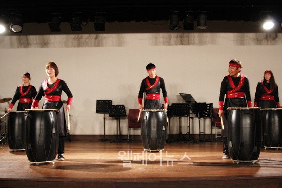 ▲ 공연중인 정읍예술문화학교 난타 팀.