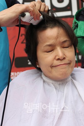 ▲ 삭발을 하고 있는 한국장애인자립생활센터 총연합회 회원.