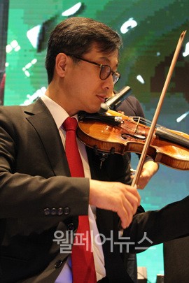 ▲ 바이올린을 연주하고 있는 김종훈 씨