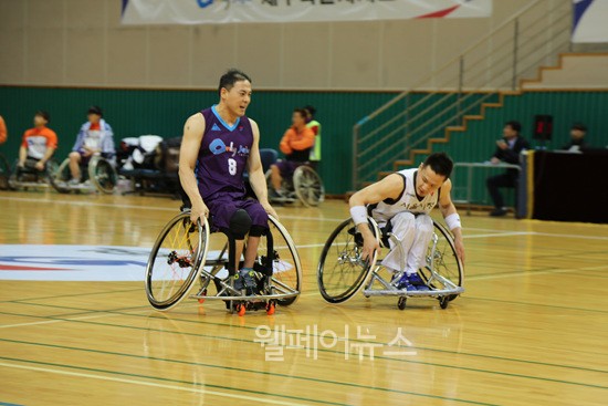 ▲ 제주 김호용 선수(왼쪽)를 집중 마크하고 있는 서울 오동석 선수. ⓒ정두리 기자
