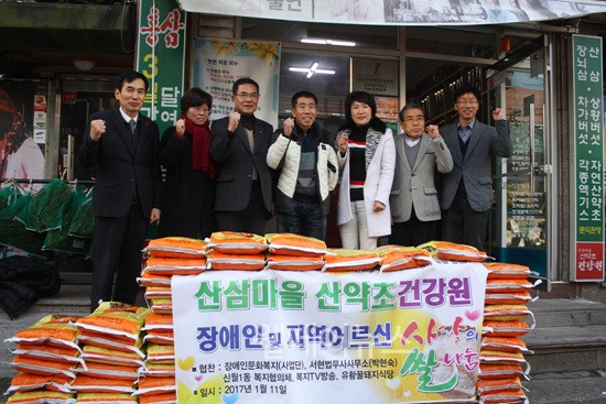 ▲ (가운데) 박현배 씨와 양천구 신월동 관계자들이 기념사진을 촬영하고 있다.