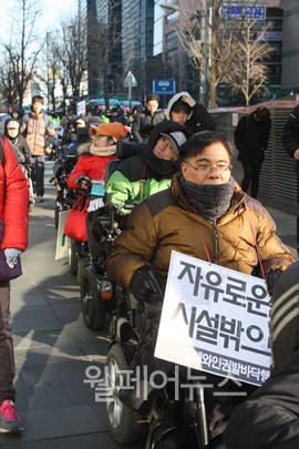 ▲ 장애계는 명동성당-서울시청-광화문 광장을 돌며 탈시설 순례를 했다.