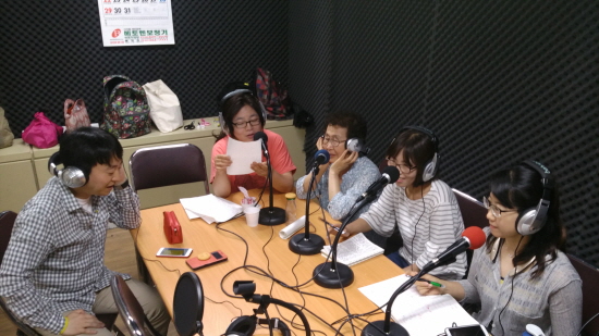 ▲ 서구FM 주민 활동가들이 모여 방송을 녹음하고 있다.ⓒ 서구노인복지관