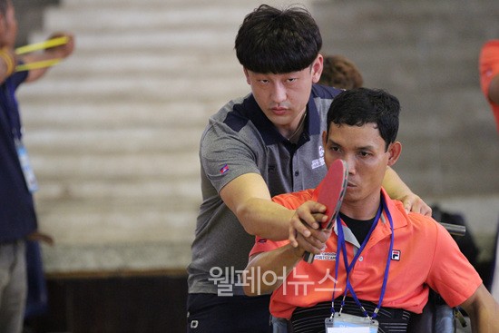 ▲ 한국 탁구 지도자가 캄보디아 장애인선수에게 탁구를 지도하고 있다. ⓒ대한장애인체육회