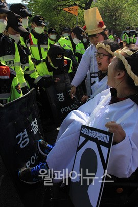 ▲ 420공투단이 사회보장위원회 건물 앞에서 투쟁을 준비중하는 과정에서 경찰이 참가자들의 길을 가로막고 있다.