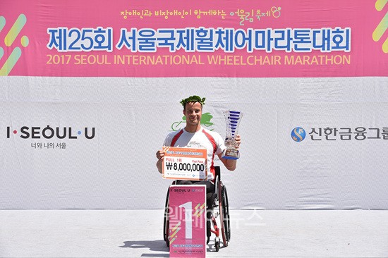 ▲ 풀마라톤 우승자 마르셀허그 선수 ⓒ서울국제휠체어마라톤대회 조직위원회