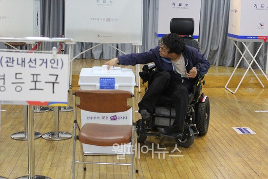 ▲ 140분이 지나서야, 투표함에 본인이 기표한 투표용지를 넣을 수 있었던 황인현 씨.
